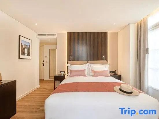 Standard room with balcony and with city view