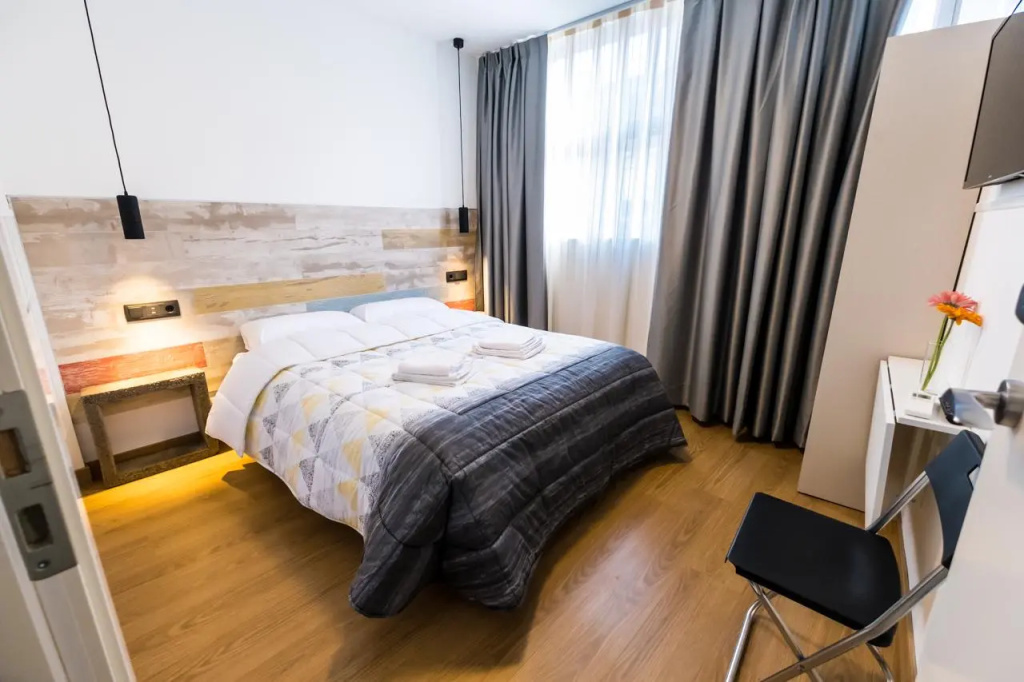 Double room (full double bed)