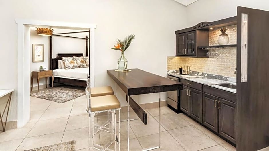 Double Suite with courtyard view (full double bed)