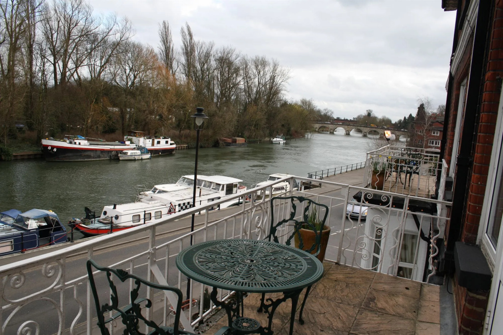 Uno Thames Hotel -Reopened Brand New Again -FREE PARKING
