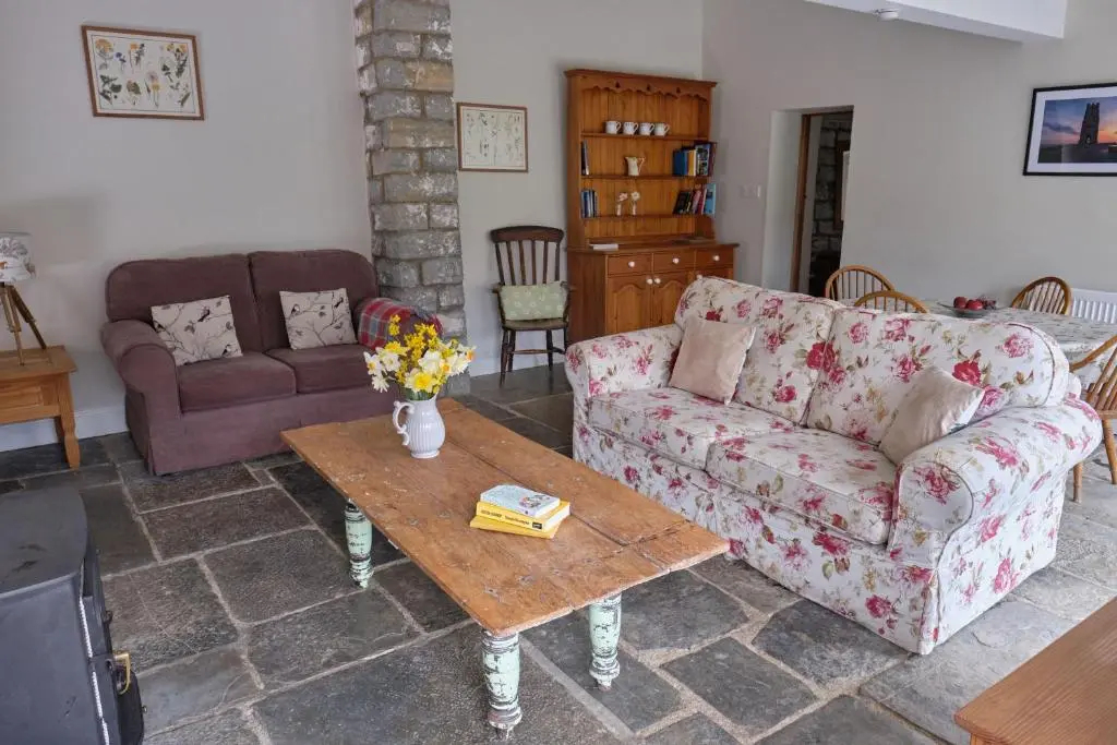 2 Bedrooms Bungalow