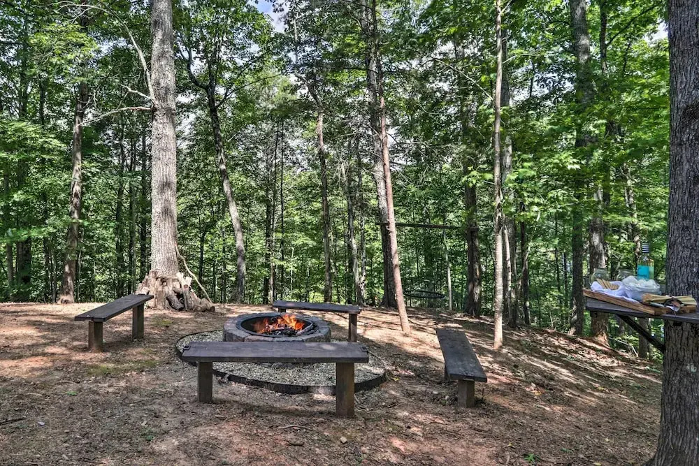 Mtn-view Cabin w/ Hot Tub in Sevierville!