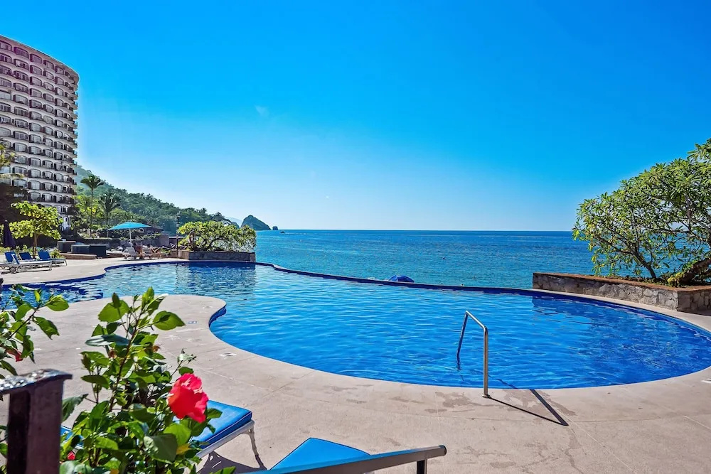 Charming Beach Apartment With Pool and Beach Access, Full Kitchen and Wifi
