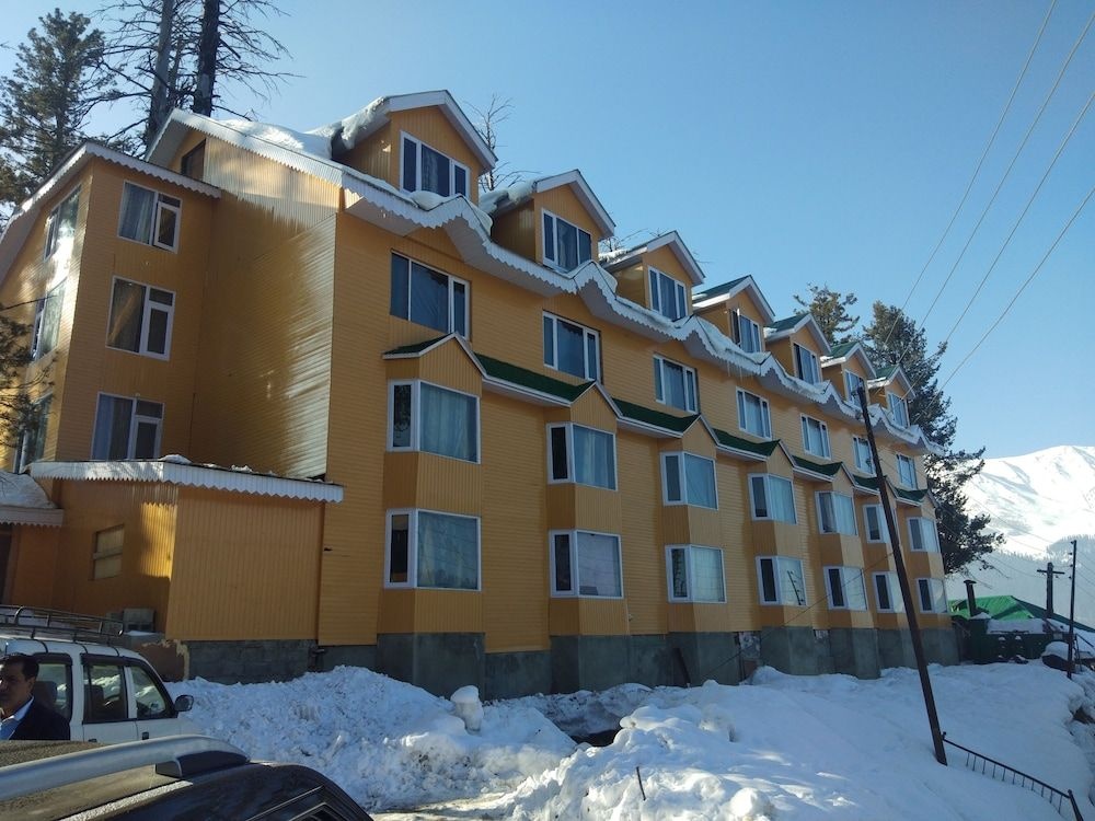 Hotel Zahgeer Continental in Gulmarg
