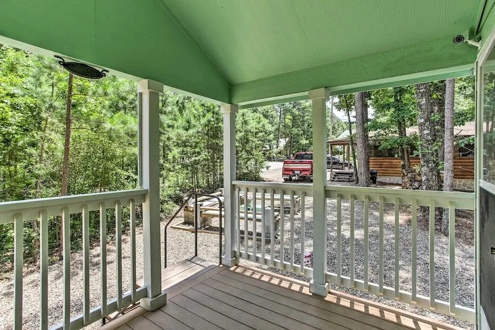 Cozy Broken Bow Getaway w/ Fire Pit, 5 Mi to Lake!