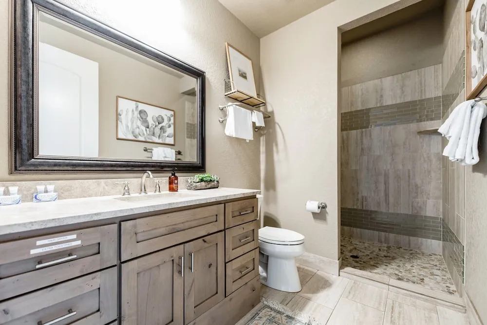 All-suite Century Oak House - Walk To Hidden Falls 2 Bedroom Home - фото 8