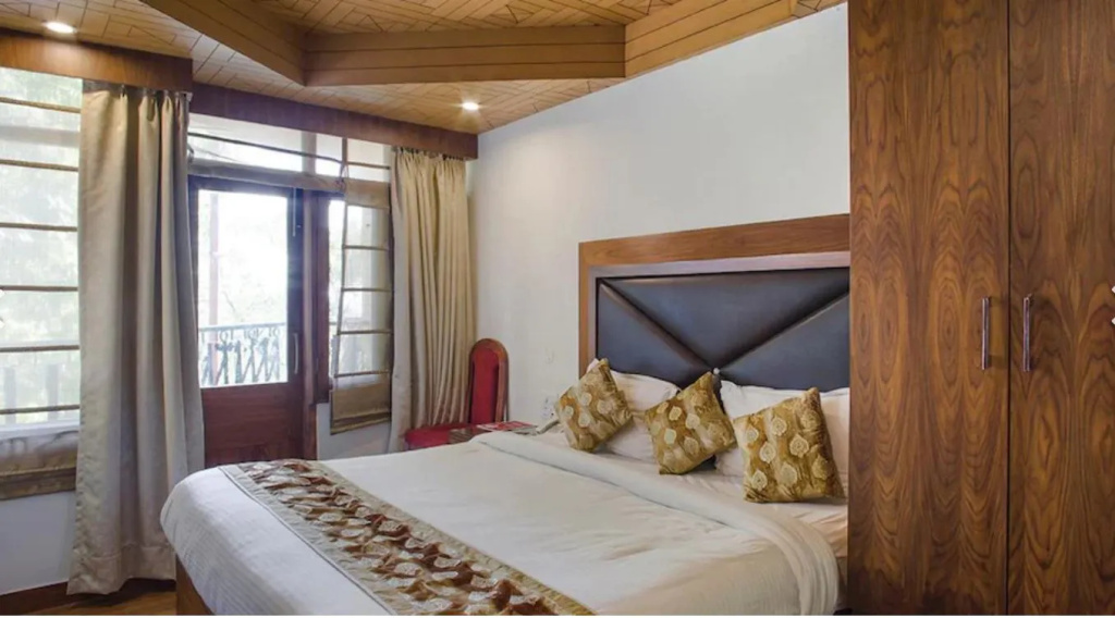 Deluxe room with balcony and with land view