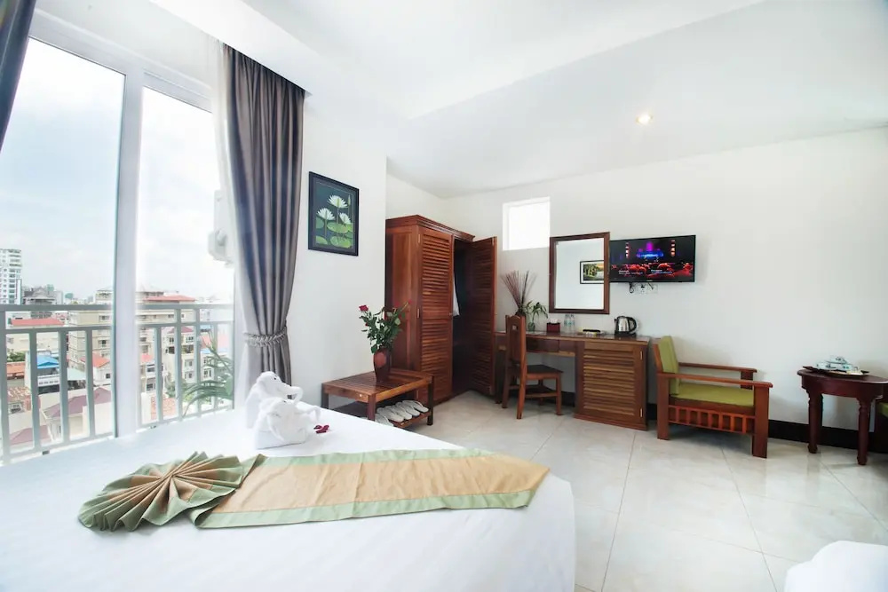 1 Bedroom Standard Triple Family room with city view