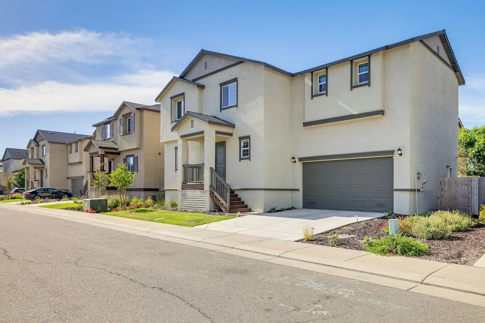 Spacious Family Home in Stockton - Pets Welcome! - фото 27