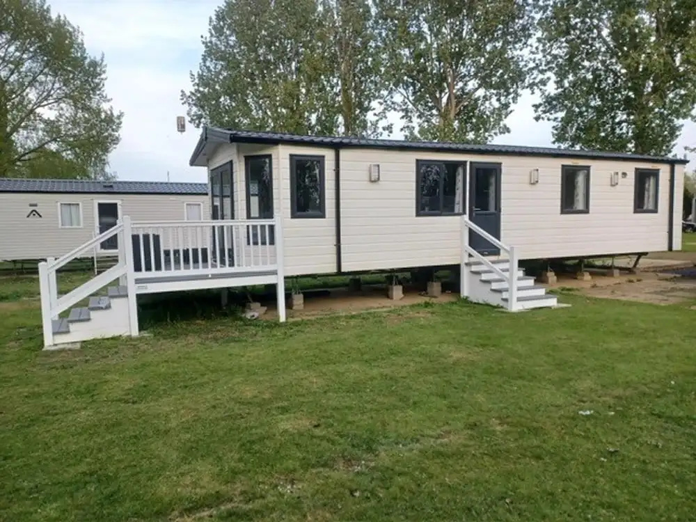 Static Caravan 2 Bed Sleeps 6 Overlooking Water
