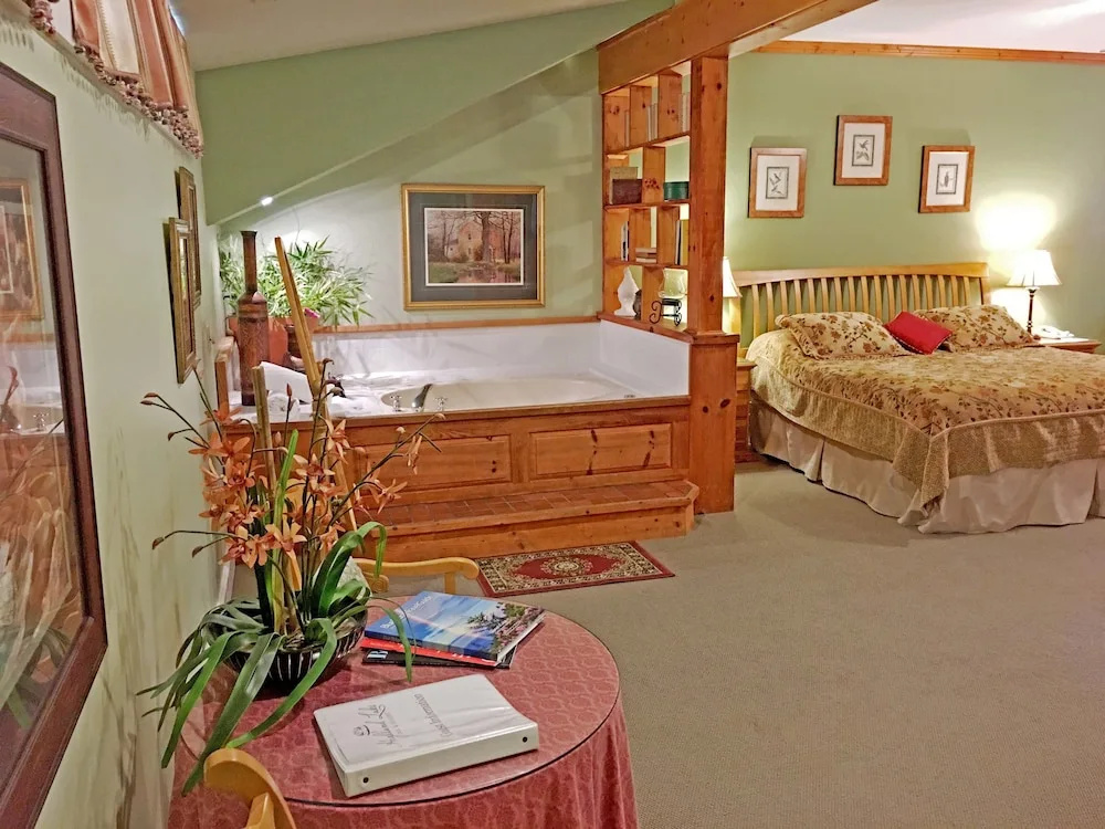 Double Suite (full double bed)