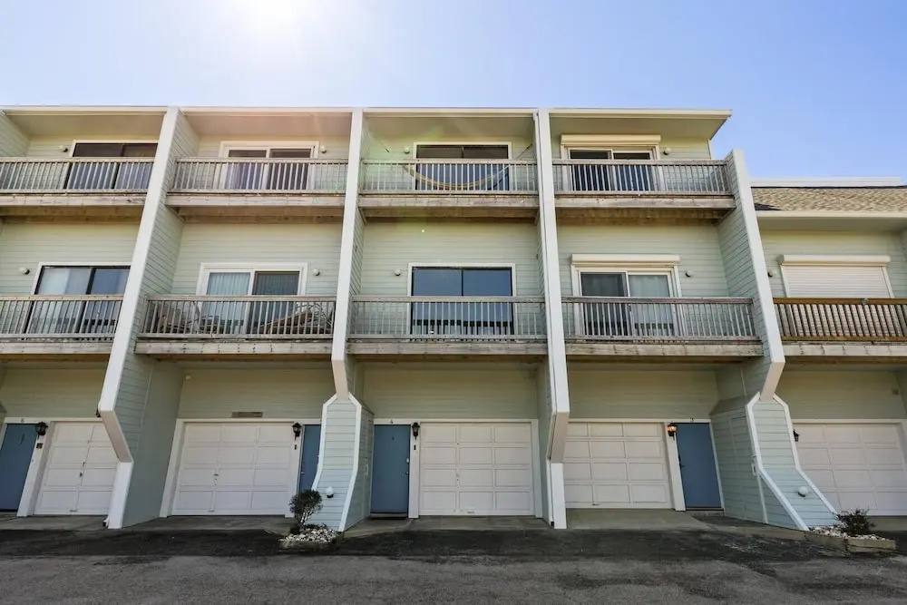 Coral Shores #4 3 Bedroom Condo by RedAwning