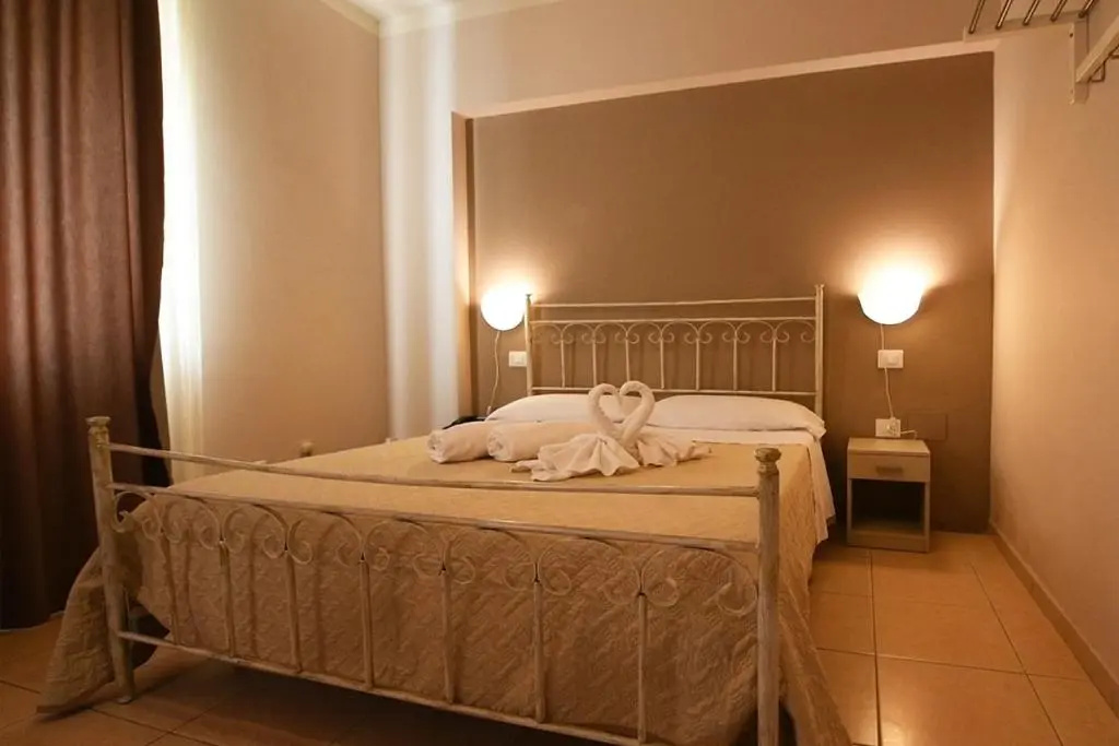 Double room (full double bed)