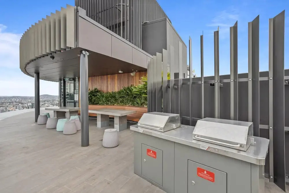 Cosy 1-bed With River Views, Pool, Gym & BBQ