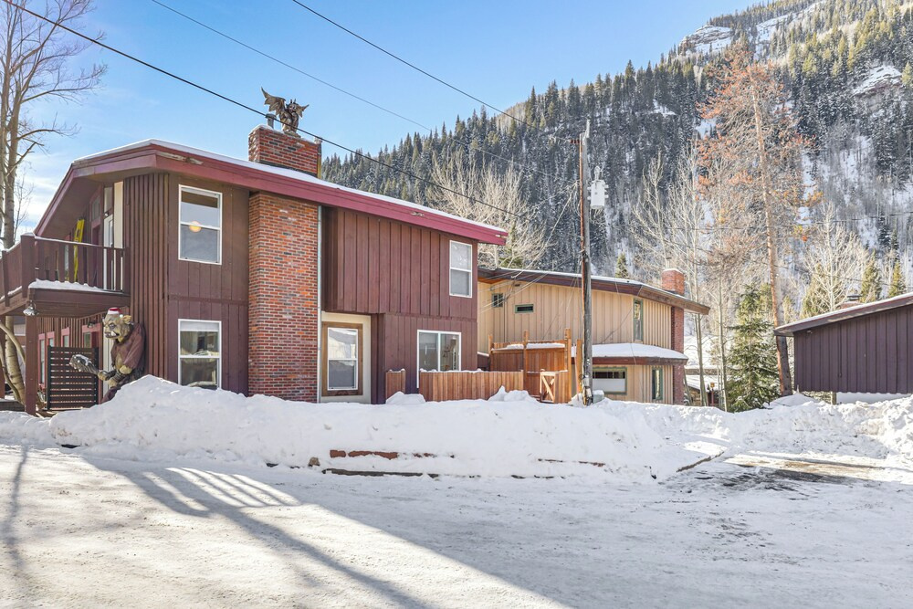 Newly Renovated, Modern Mtn Getaway: Pets Welcome!