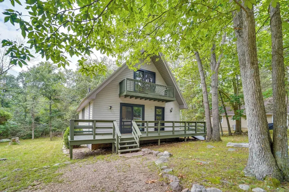 18 Mi to Grand Caverns: Cabin w/ Balcony!