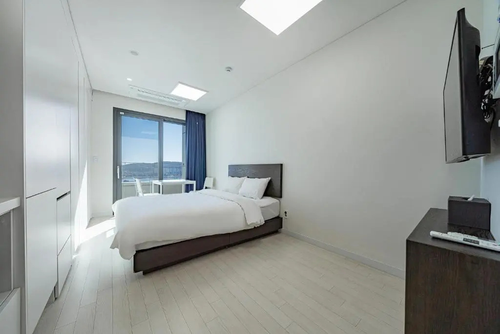 Standard Double room with lake view (full double bed)