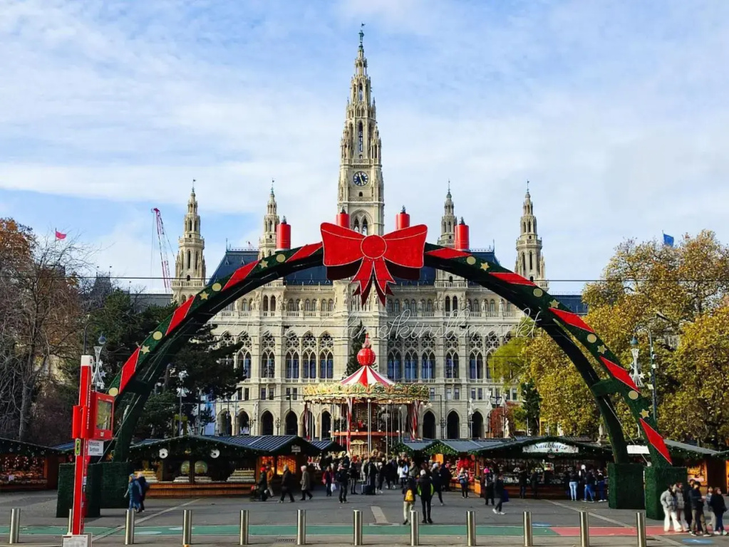 3 STOPS from the City Center!