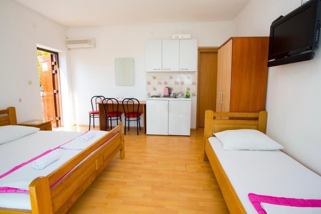 Отель Apartments Bravo - 100m from beach, фото 3