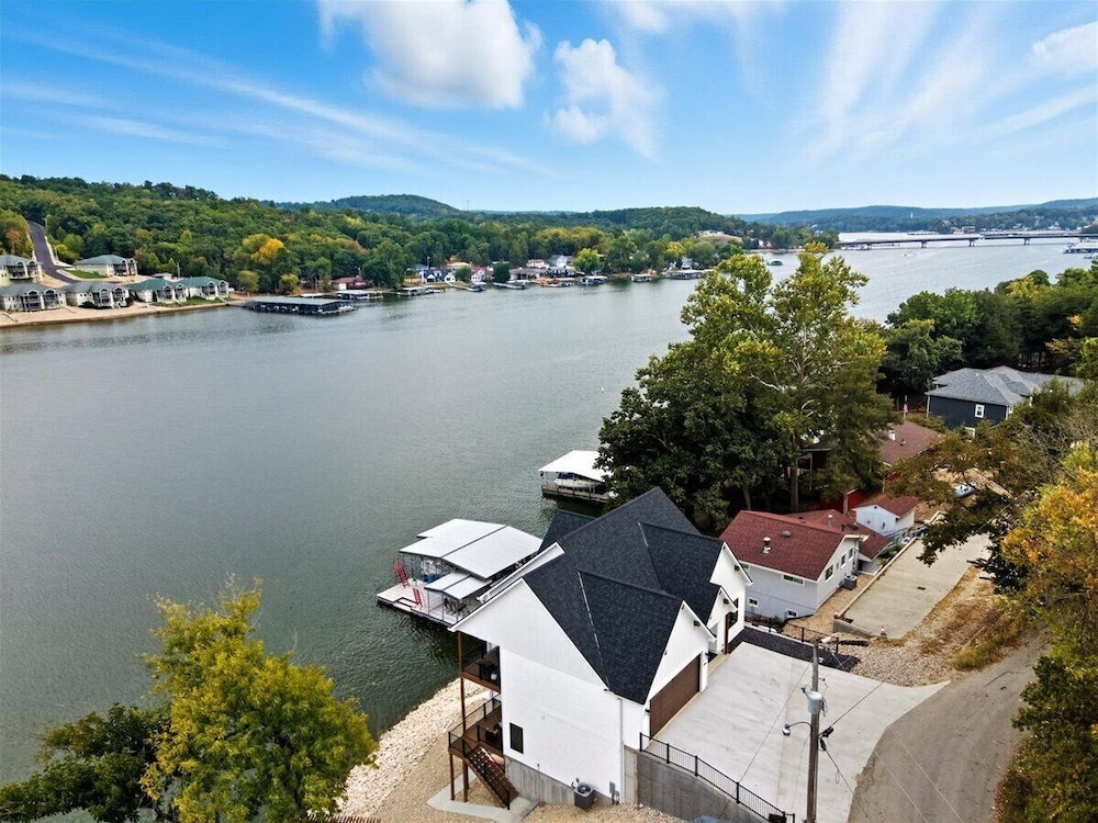 Modern Lakefront Escape The Twelve