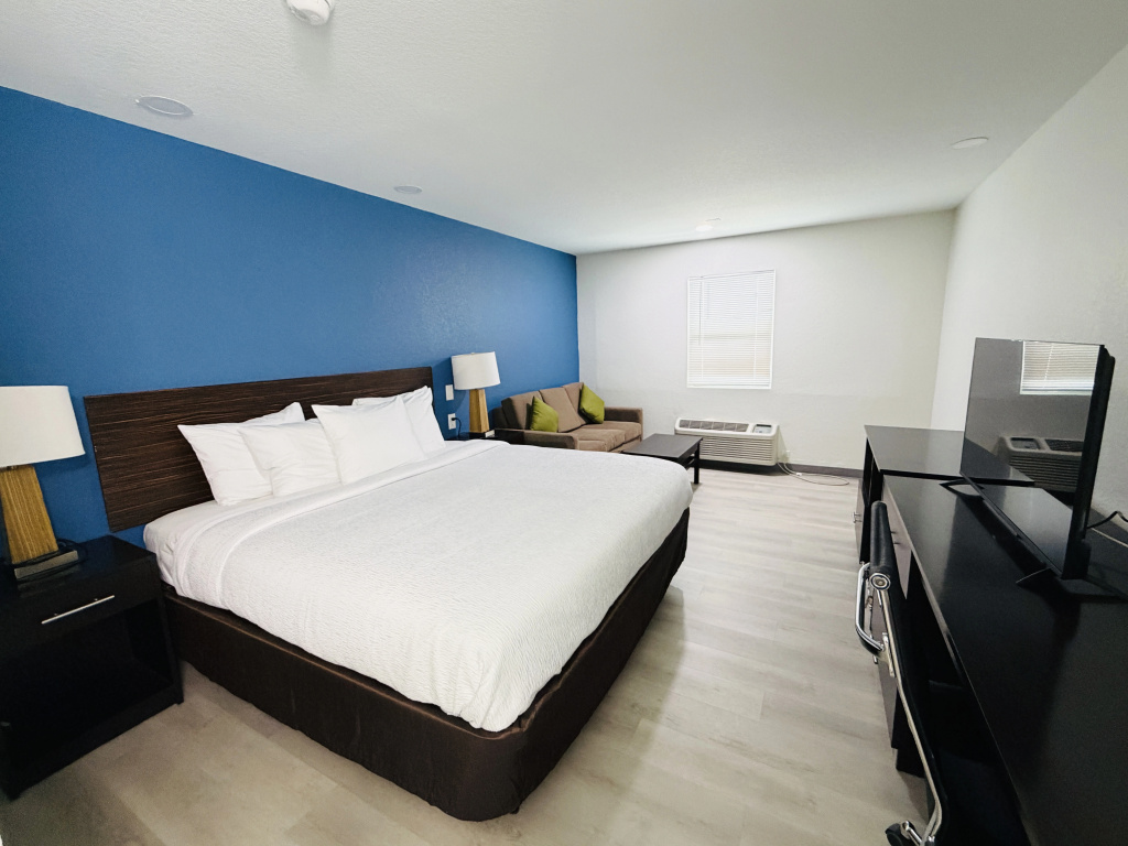 Hallmark Inn and Suites — 2