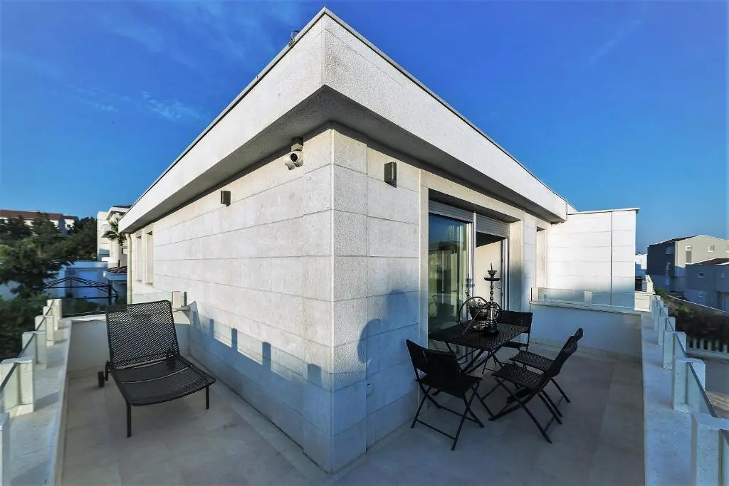 Apartment with pool view