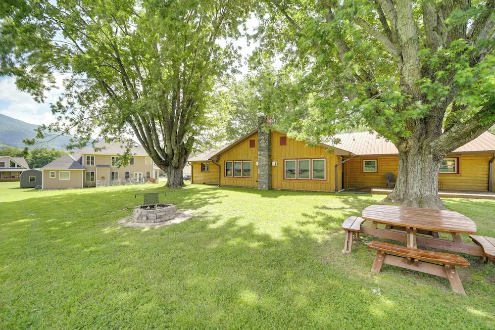 'campbell Retreat' in Maggie Valley w/ Deck!