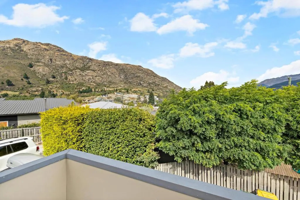 Kiwi style home! Views of lake. Large outdoor area