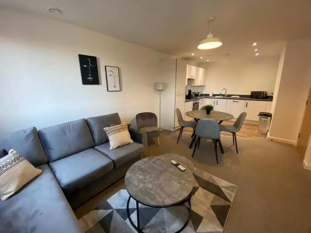 2 Bedroom, 2Bathroom Modern Apartment close to Ocean Village, Free parking, Single or Double beds
