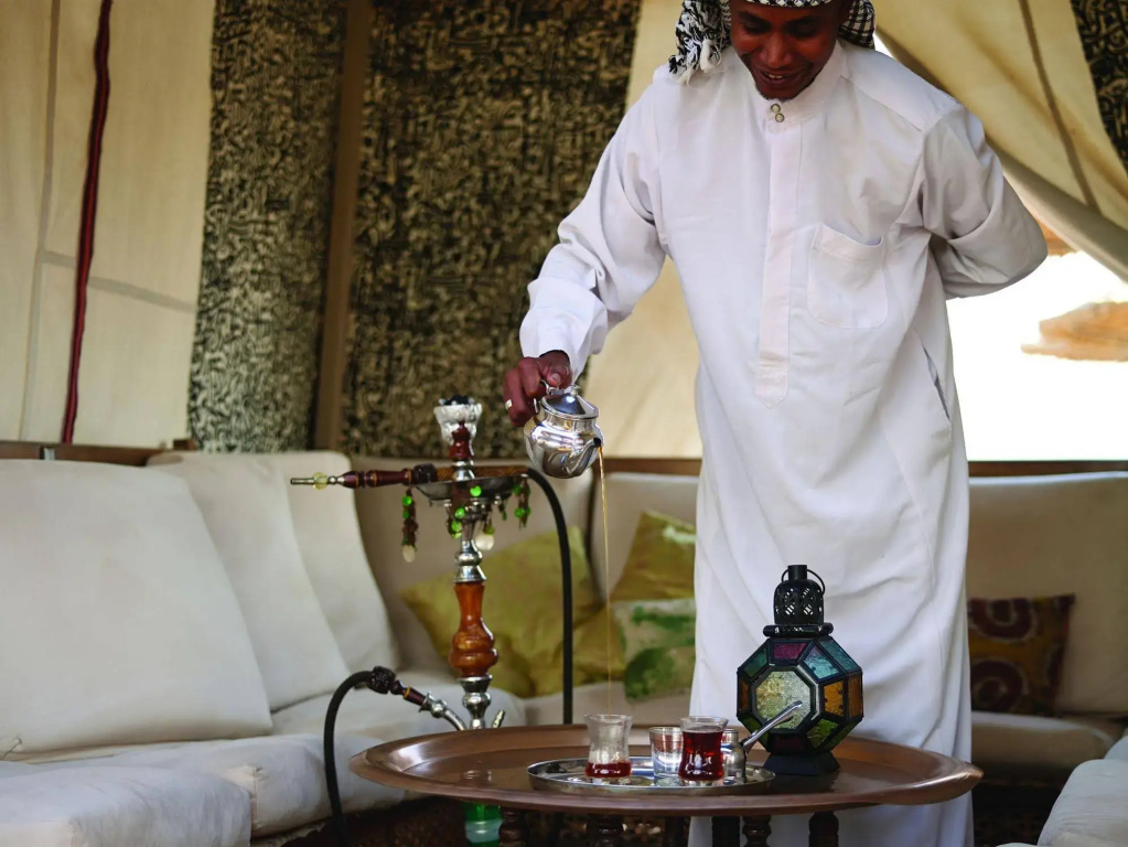 Coral Sea Sensatori Resort: Tea is being served beside a hookah in a cozy, tent-style lounge.