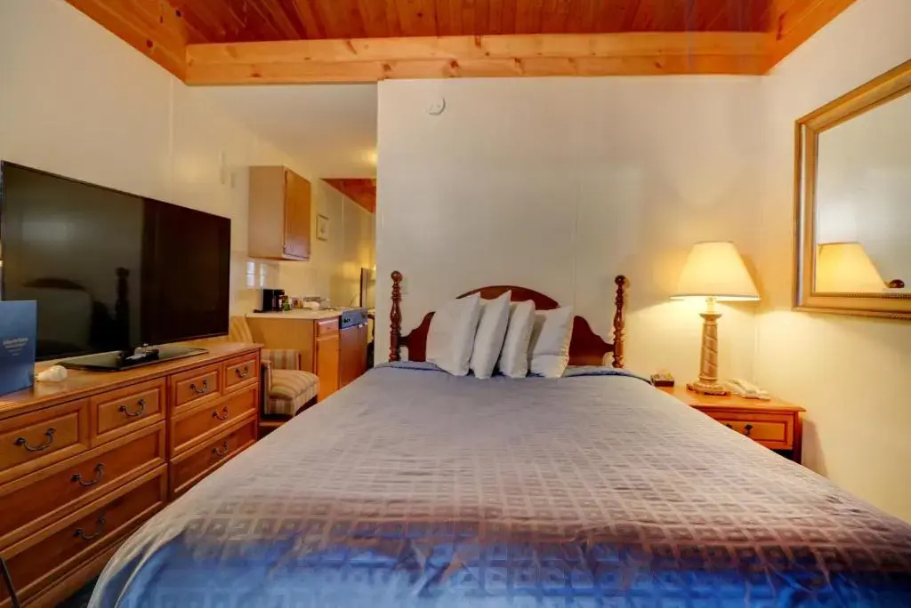 Standard Quadruple room with partial ocean view