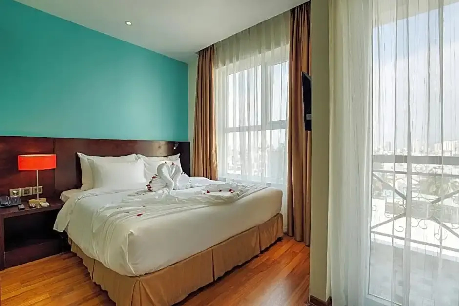 Deluxe room with balcony and with city view
