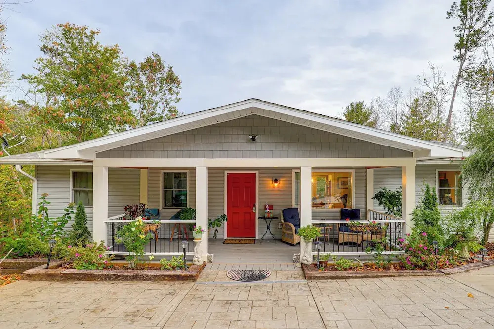 Ski Asheville! Mountain-view Hideaway w/ Deck