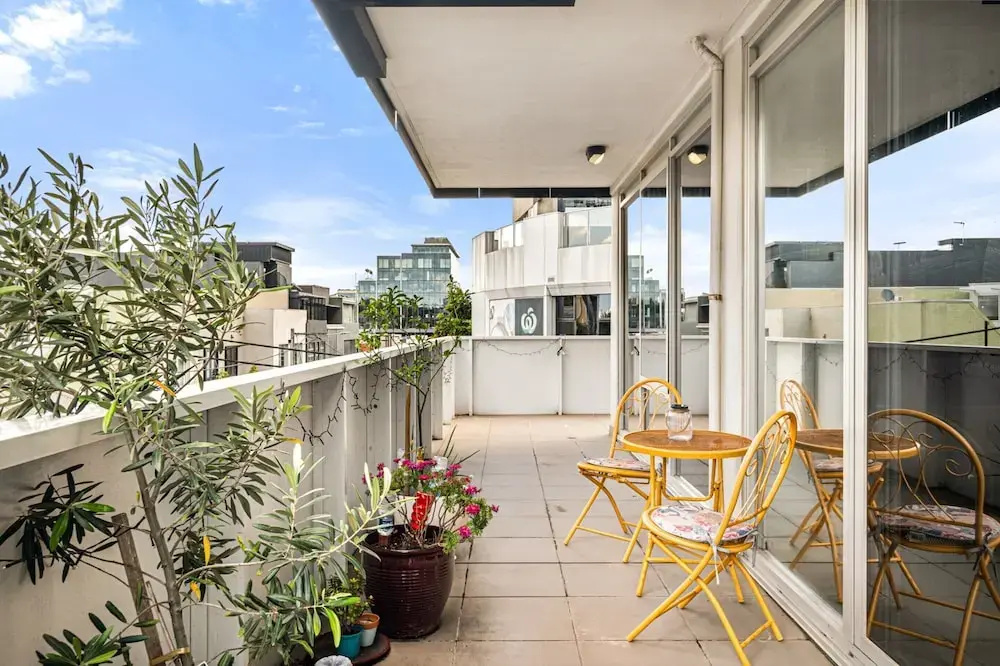 Bright 2-bed Home With Secure Parking