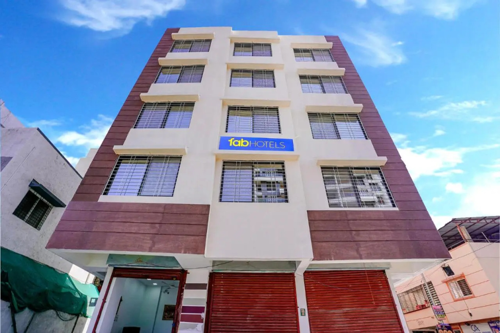 Fabhotel Crystal Inn