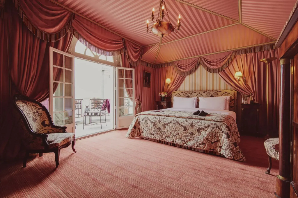 L'Hotel 16