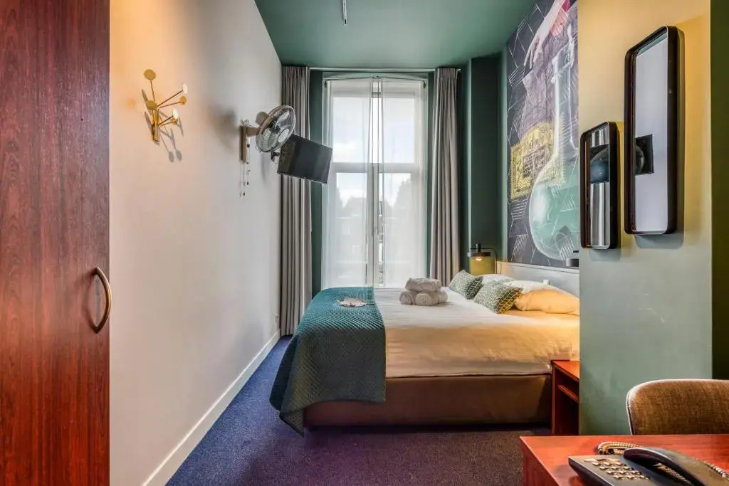 Double room (full double bed)
