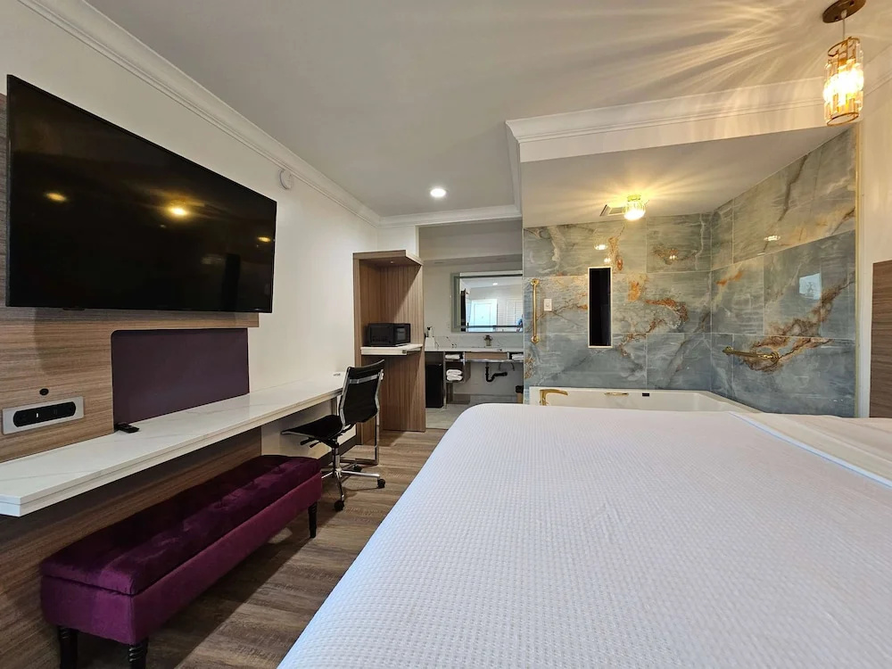 Double Suite (full double bed)
