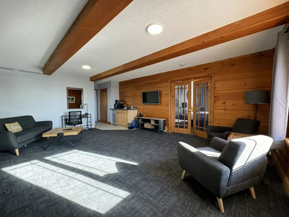 1 Bedroom Deluxe Suite with lake view
