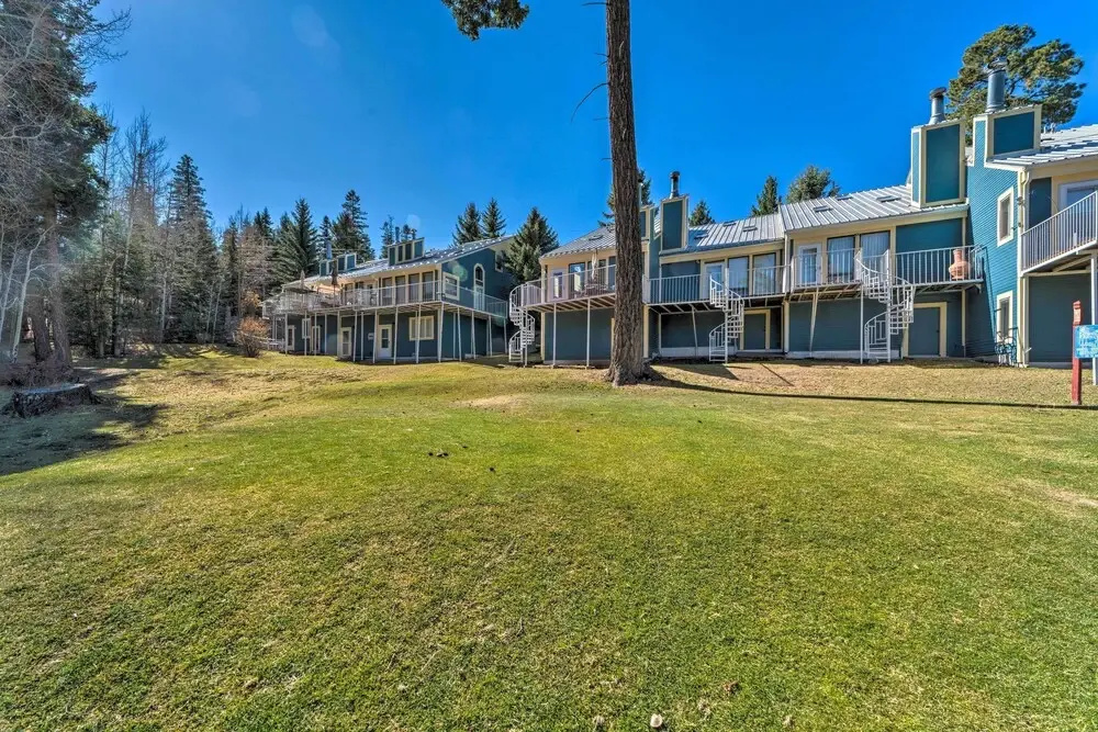Cloudcroft Townhome w/ Deck - 1 Mi to Burro Ave!