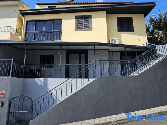 Charming 1-Bedroom Apartment with Ocean Views in Calheta