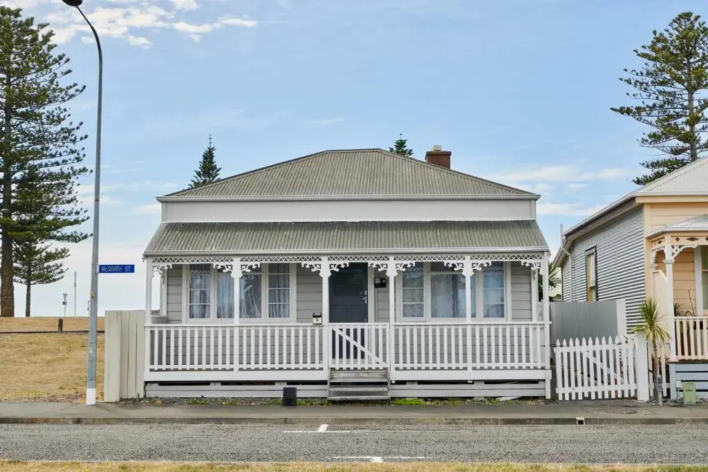 Sun Seeker's Cottage - Napier Holiday Home