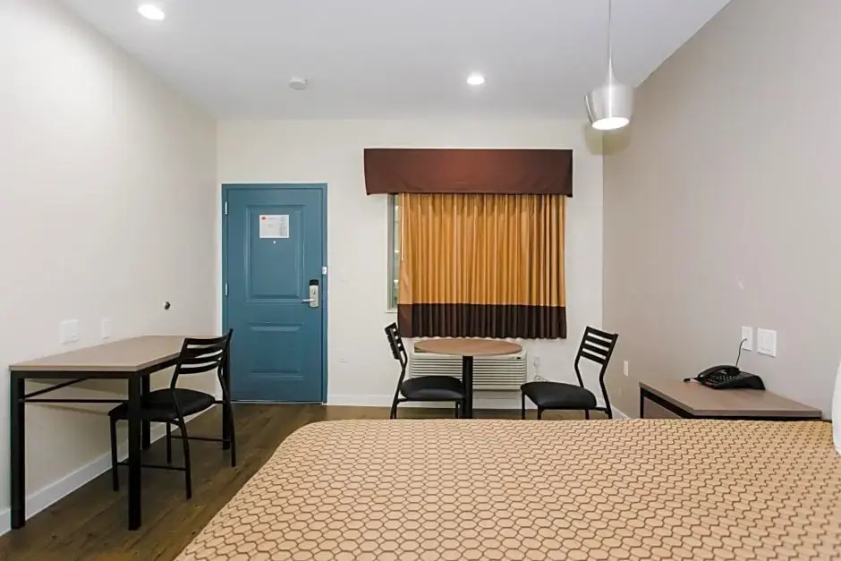 Double Studio (full double bed)