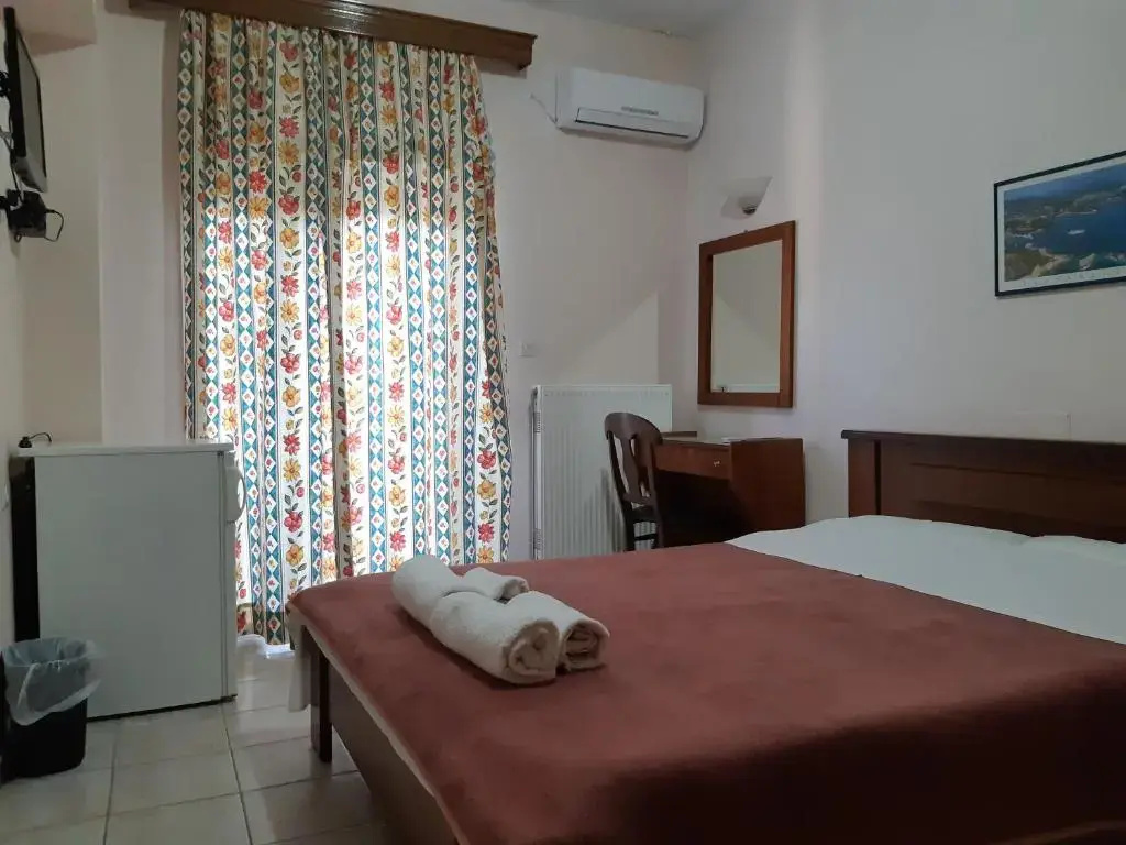 Standard Double room with partial sea view (full double bed)