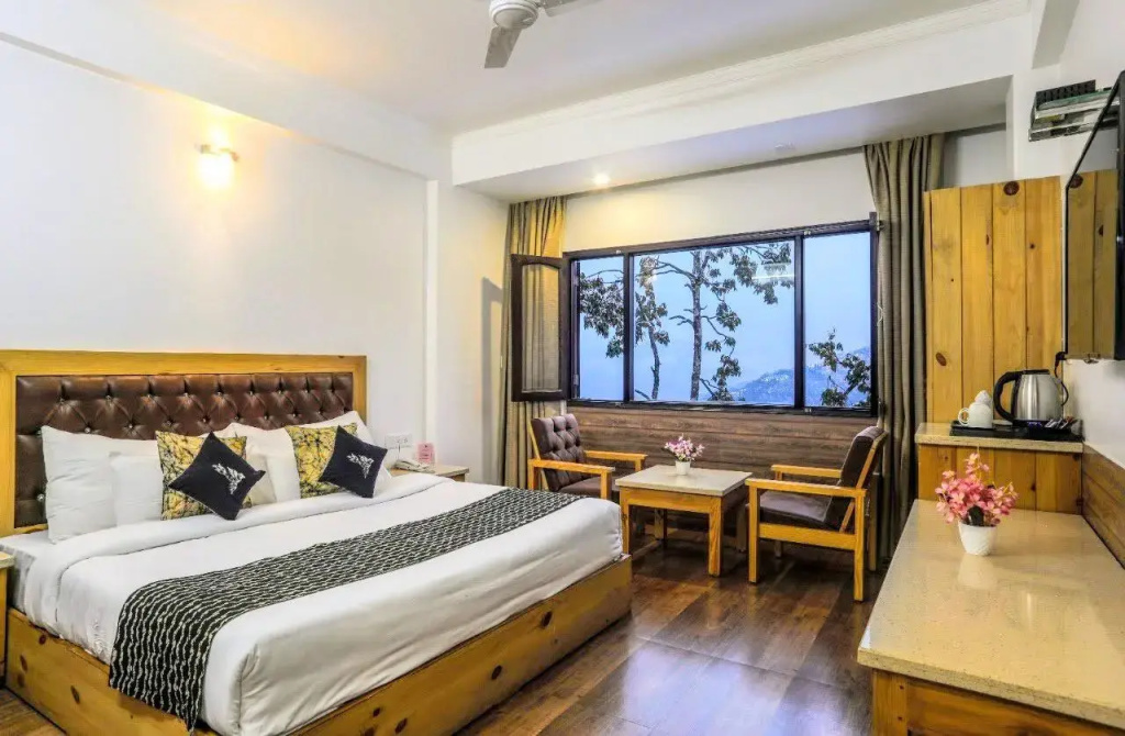 Standard room with mountain view