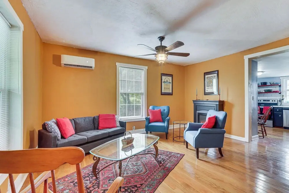 Farmhouse on 1 Acre Near Historic Dtwn Danville — фото 2