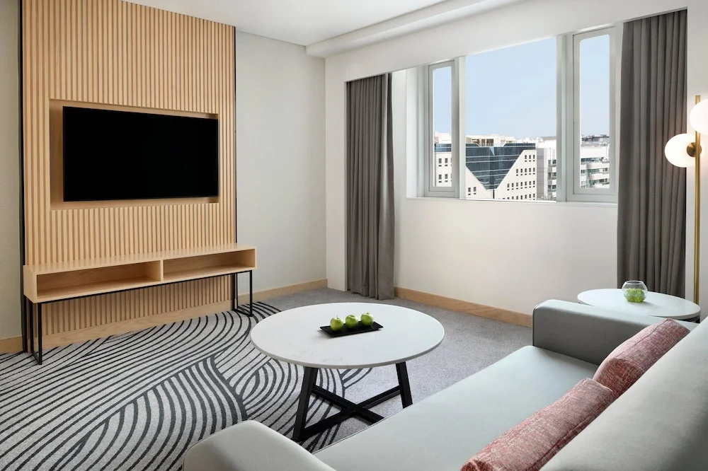 Двухместный полулюкс Top Floor (двуспальная кровать) в Crowne Plaza Dubai Jumeirah an IHG Hotel