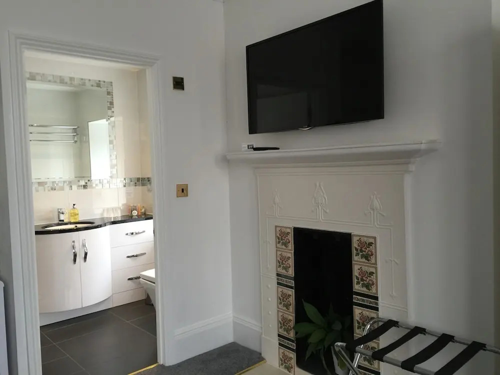 Double Suite full double bed