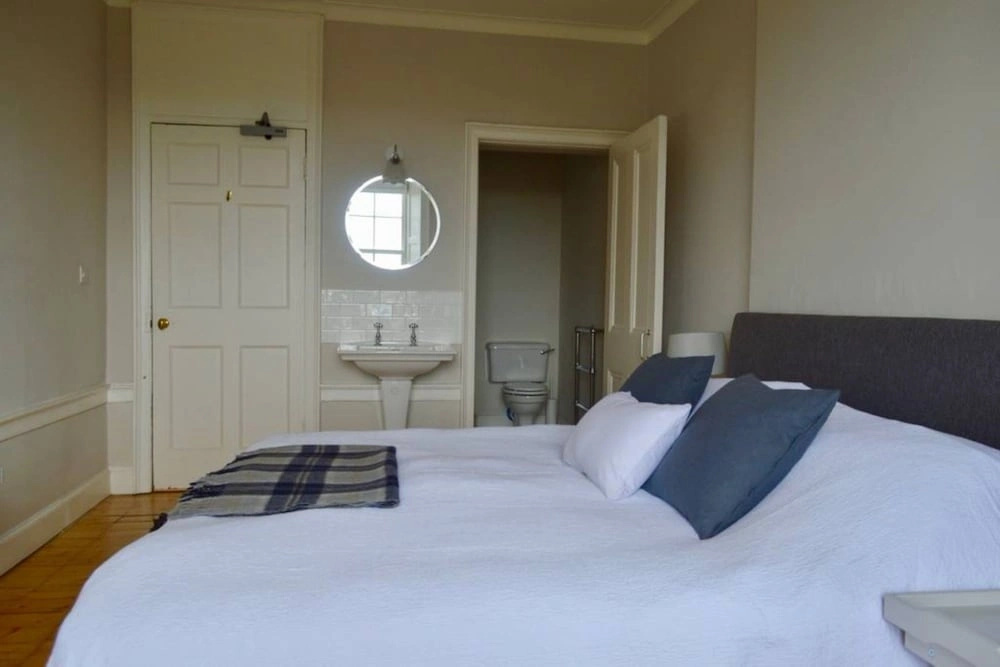 4 Bedroom Clock Tower Apartment In Edinburgh