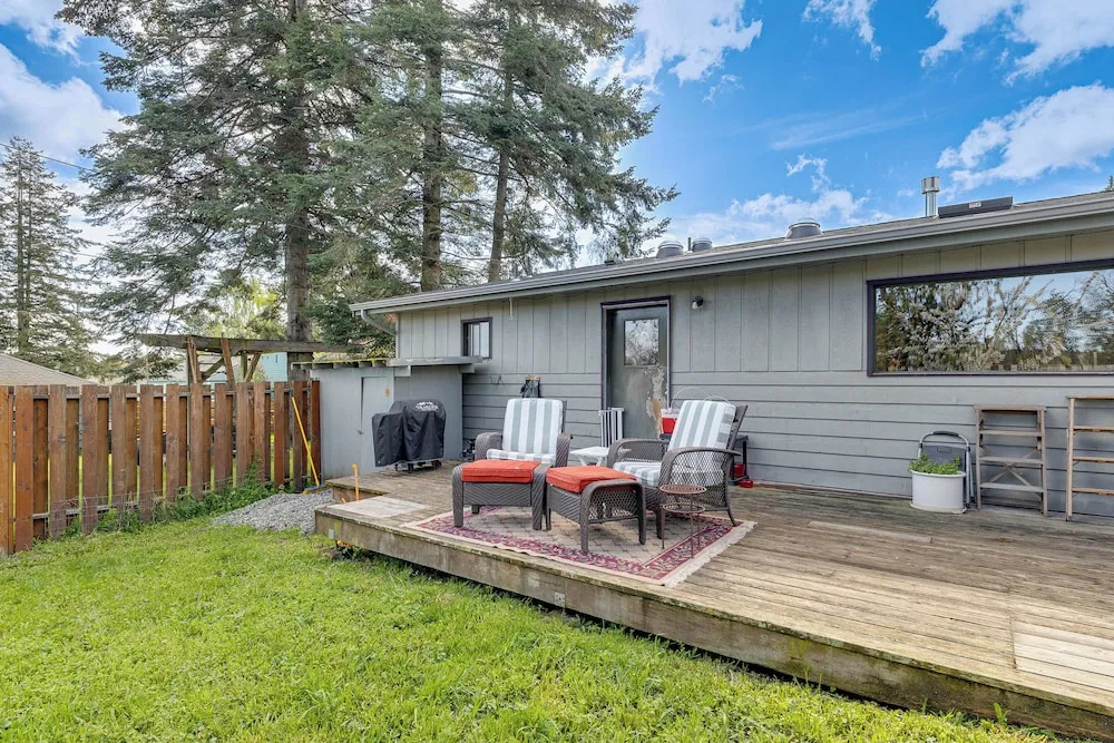 Walkable, Dog Friendly! Friday Harbor Stay w/ Deck